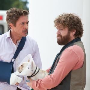 Still of Robert Downey Jr. and Zach Galifianakis in Vingiuotas kelias namo (2010)