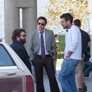 Still of Robert Downey Jr., Zach Galifianakis and Todd Phillips in Vingiuotas kelias namo (2010)