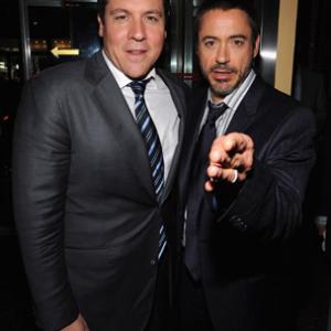 Robert Downey Jr. and Jon Favreau at event of Gelezinis zmogus (2008)
