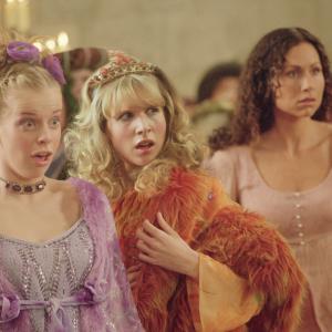 Still of Minnie Driver, Lucy Punch and Jennifer Higham in Ella Enchanted (2004)