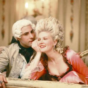 Still of Kirsten Dunst and Jason Schwartzman in Marie Antoinette (2006)