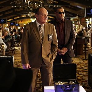 Still of Laurence Fishburne and Paul Guilfoyle in CSI kriminalistai (2000)
