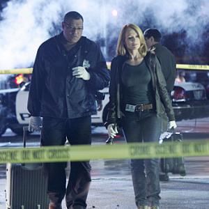 Still of Laurence Fishburne and Marg Helgenberger in CSI kriminalistai (2000)