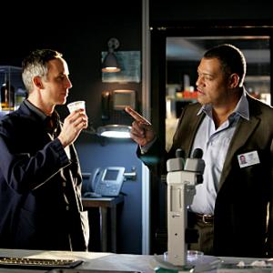 Still of Laurence Fishburne and Wallace Langham in CSI kriminalistai 2000