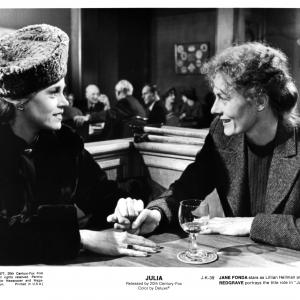 Still of Jane Fonda and Vanessa Redgrave in Julia (1977)