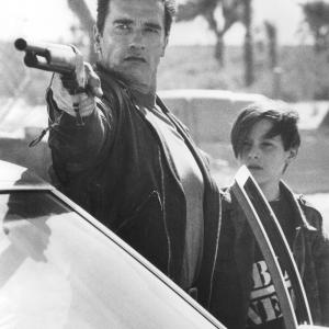 Still of Arnold Schwarzenegger and Edward Furlong in Terminatorius 2 paskutinio teismo diena 1991