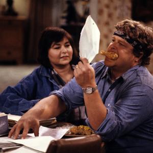 Still of John Goodman and Roseanne Barr in Roseanne 1988