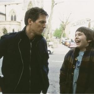 Still of Hugh Grant and Nicholas Hoult in Gyvenimas pagal ji (2002)