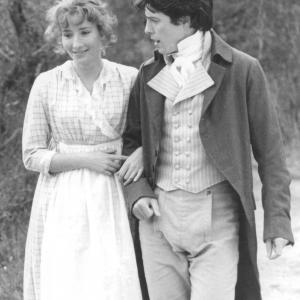 Still of Hugh Grant and Emma Thompson in Sense and Sensibility 1995