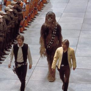 Still of Harrison Ford and Mark Hamill in Zvaigzdziu karai (1977)