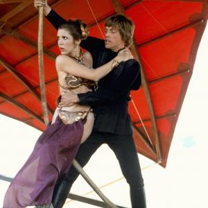 Still of Carrie Fisher and Mark Hamill in Zvaigzdziu karai. Dzedajaus sugrizimas (1983)
