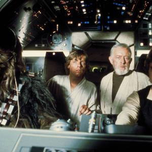 Still of Alec Guinness, Harrison Ford, Mark Hamill and Peter Mayhew in Zvaigzdziu karai (1977)