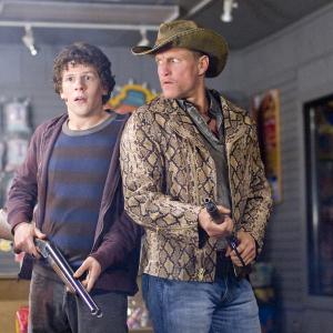 Still of Woody Harrelson and Jesse Eisenberg in Zombiu zeme (2009)