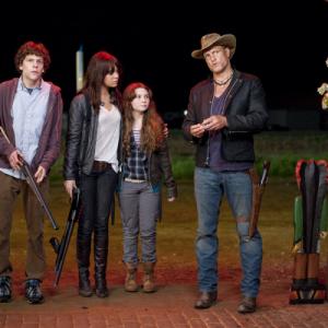 Still of Woody Harrelson, Jesse Eisenberg, Abigail Breslin and Emma Stone in Zombiu zeme (2009)