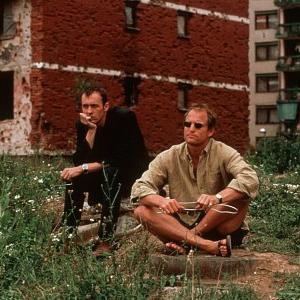 Still of Woody Harrelson and Stephen Dillane in Welcome to Sarajevo 1997