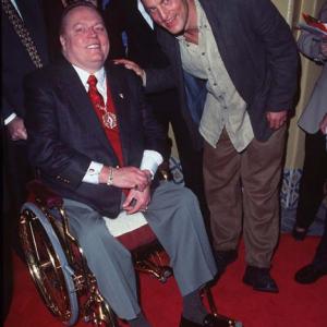 Woody Harrelson and Larry Flynt at event of Visuomene pries Lari Flinta (1996)