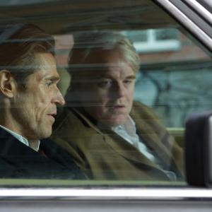 Still of Willem Dafoe and Philip Seymour Hoffman in A Most Wanted Man 2014