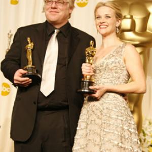 Philip Seymour Hoffman and Reese Witherspoon at event of The 78th Annual Academy Awards (2006)