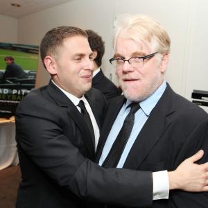 Philip Seymour Hoffman and Jonah Hill at event of Zmogus, pakeites viska (2011)