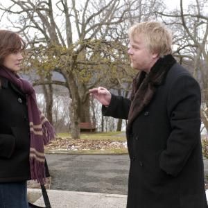 Still of Philip Seymour Hoffman and Laura Linney in The Savages (2007)