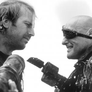 Still of Kevin Costner and Dennis Hopper in Waterworld (1995)