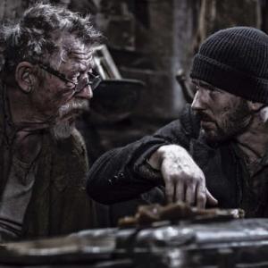 Still of John Hurt and Chris Evans in Sniego traukinys 2013