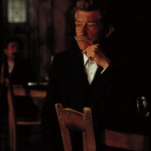 Still of John Hurt in Captain Corelli's Mandolin (2001)