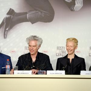 John Hurt, Jim Jarmusch, Tilda Swinton and Tom Hiddleston at event of Isgyvena tik mylintys (2013)