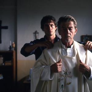 Still of John Hurt and Hugh Dancy in Shooting Dogs 2005
