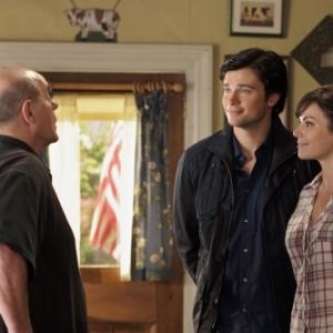 Still of Michael Ironside Tom Welling and Erica Durance in Smallville 2001