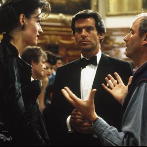 Still of Pierce Brosnan, Famke Janssen and Martin Campbell in Auksine Akis (1995)