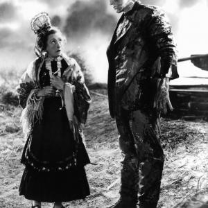 Still of Boris Karloff and Una OConnor in Bride of Frankenstein 1935