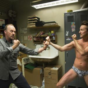 Still of Michael Keaton and Edward Norton in Zmoguspaukstis 2014