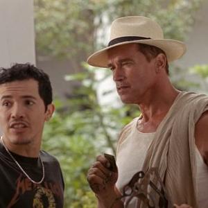 Still of Arnold Schwarzenegger and John Leguizamo in Kerstas 2002