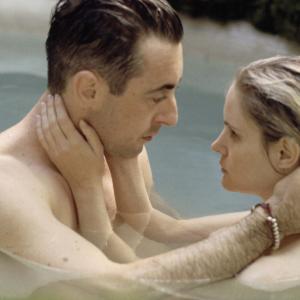 Still of Jennifer Jason Leigh and Alan Cumming in The Anniversary Party 2001