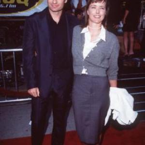 David Duchovny and Ta Leoni at event of The X Files 1998
