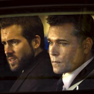 Still of Ray Liotta and Ryan Reynolds in Smokin Aces 2006