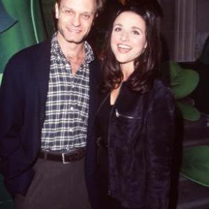 Julia Louis-Dreyfus and David Hyde Pierce at event of Is vabalu gyvenimo (1998)