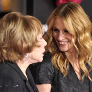 Julia Roberts and Shirley MacLaine at event of Valentino diena (2010)