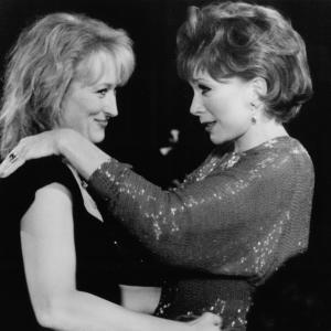 Still of Shirley MacLaine and Meryl Streep in Postcards from the Edge 1990