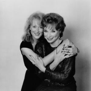 Still of Shirley MacLaine and Meryl Streep in Postcards from the Edge 1990