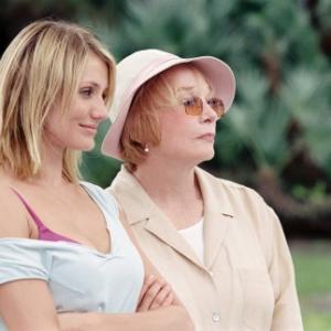 Still of Cameron Diaz and Shirley MacLaine in As  ne blogesne 2005