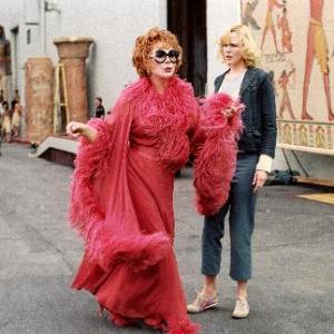 Still of Nicole Kidman and Shirley MacLaine in Bewitched (2005)