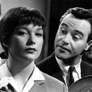 Still of Jack Lemmon and Shirley MacLaine in The Apartment (1960)