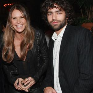 Elle Macpherson and Adrian Grenier at event of Manes cia nera 2007