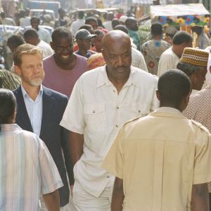 Still of William H Macy and Delroy Lindo in Sahara 2005