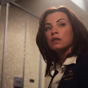 Still of Julianna Margulies in Snakes on a Plane (2006)