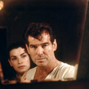 Still of Pierce Brosnan and Julianna Margulies in Evelyn (2002)