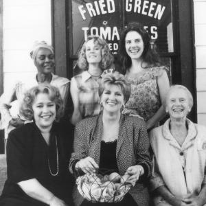 Still of Mary Stuart Masterson MaryLouise Parker Kathy Bates Jessica Tandy and Cicely Tyson in Fried Green Tomatoes 1991
