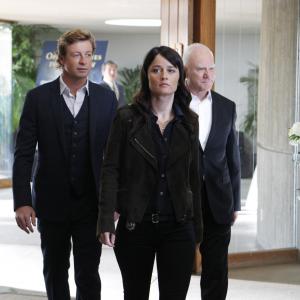 Still of Malcolm McDowell, Robin Tunney and Simon Baker in Mentalistas (2008)